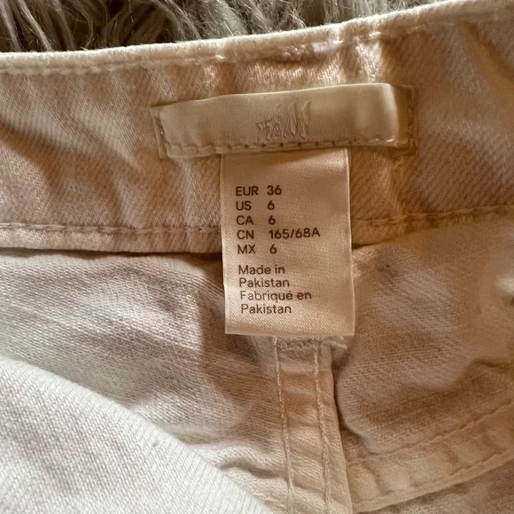 H&M size 6 white jean shorts. - Picture 3 of 3